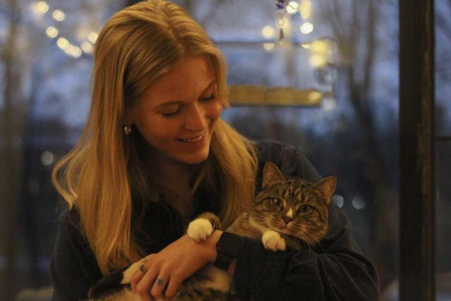 Student Lynsey and their cat Titan